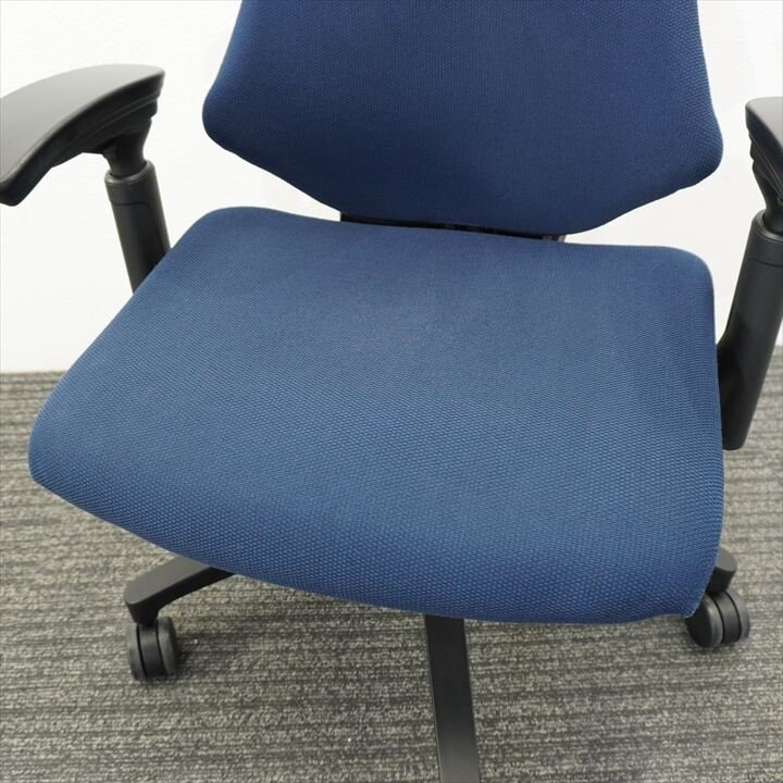 【2018年製】イトーキ エフチェア 可動肘 ハイバック クロスバック ハンガー付 ブラックシェル ネイビーブルー