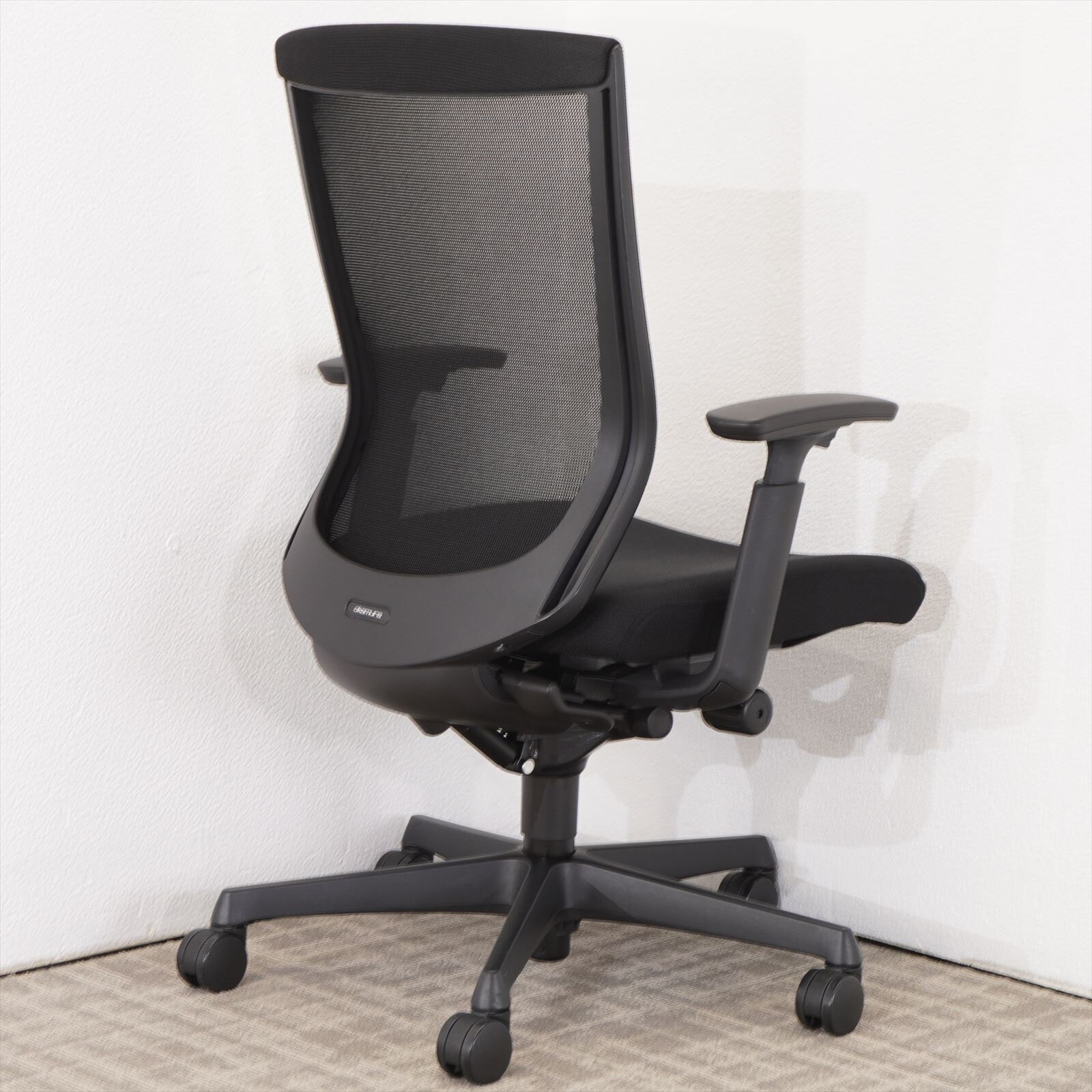 オカムラ エスクード ハイバック 可動肘 ブラック