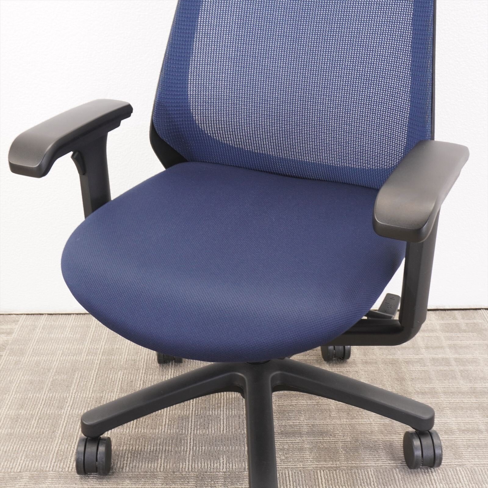 イトーキ ノナチェア 可動肘 ハンガー付 ネイビーブルー