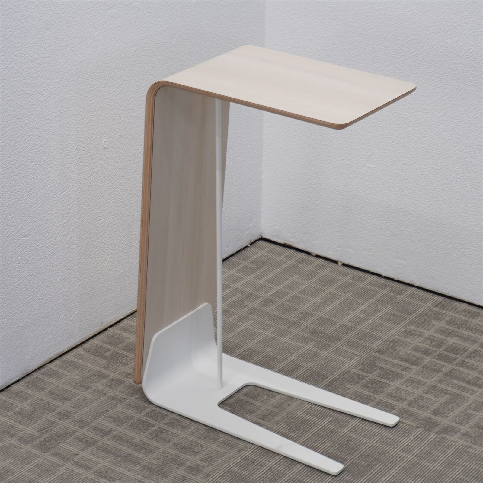 【2021年製】オカムラ アルトピアッツァ サイドテーブル W450 D250 H670 プライズウッドライト