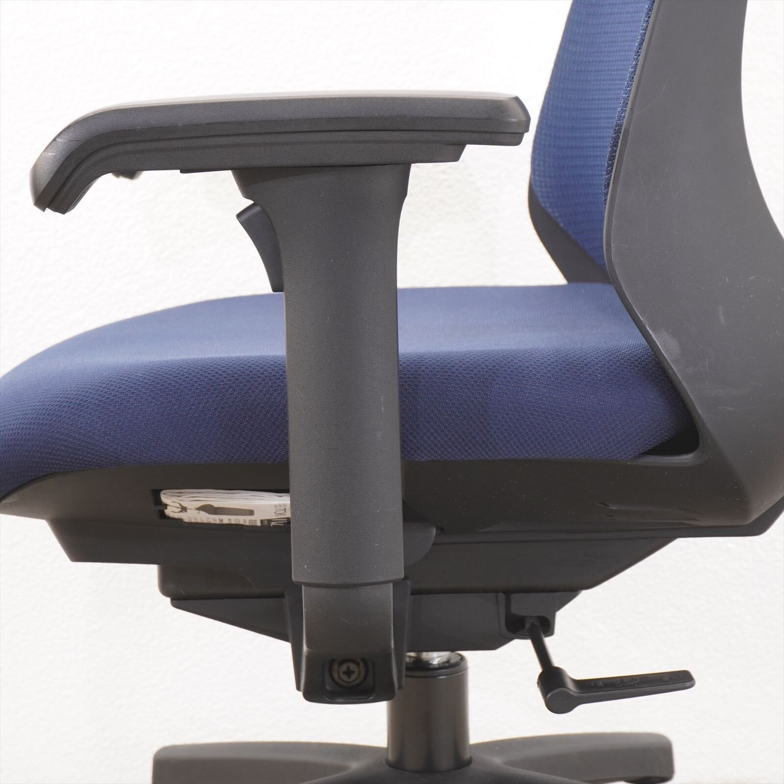 イトーキ ノナチェア 可動肘 ハンガー付 ネイビーブルー