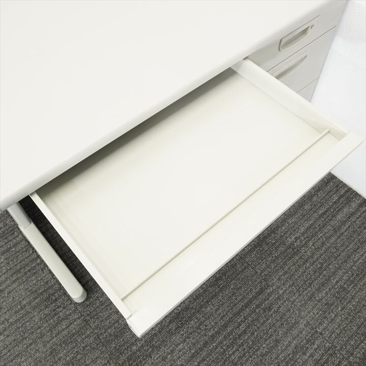 ナイキ 片袖机 107