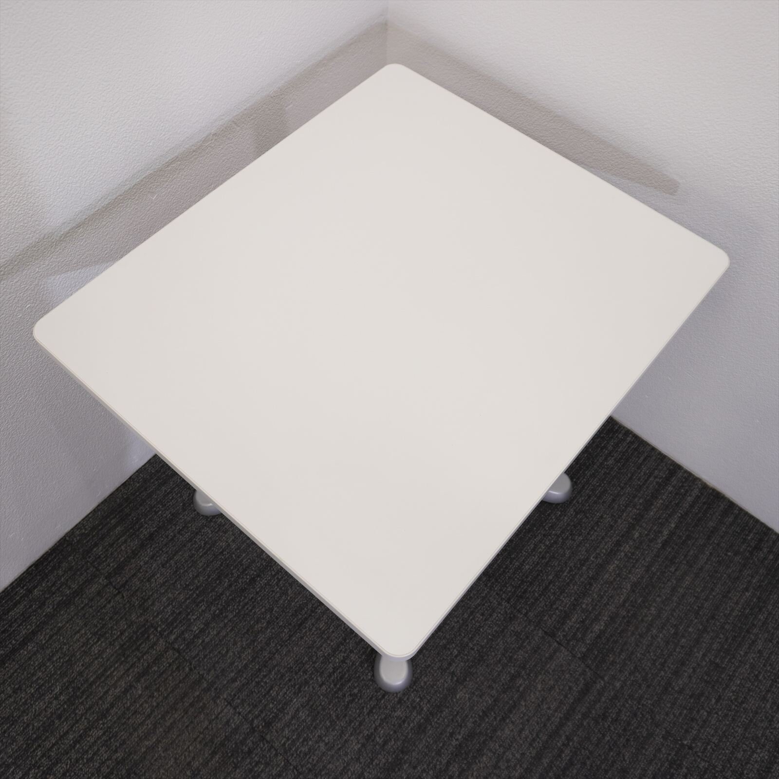 オカムラ アクティアフェロー ミーティングテーブル W750 D650 H720 アジャスター脚 支柱／イエロー 天板／ホワイト