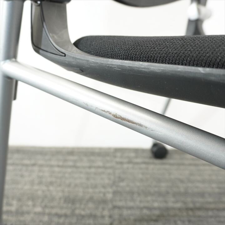 オカムラ グラータ ミーティングチェア 肘付 背ヌード ブラック