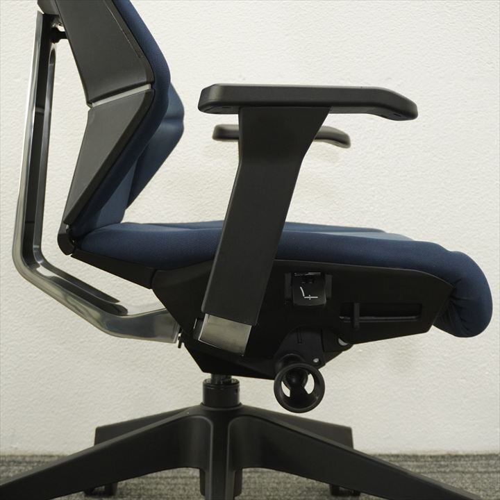 イトーキ フリップフラップ 可動肘 ハイバック ハンガー付 ネイビーブルー 特価品