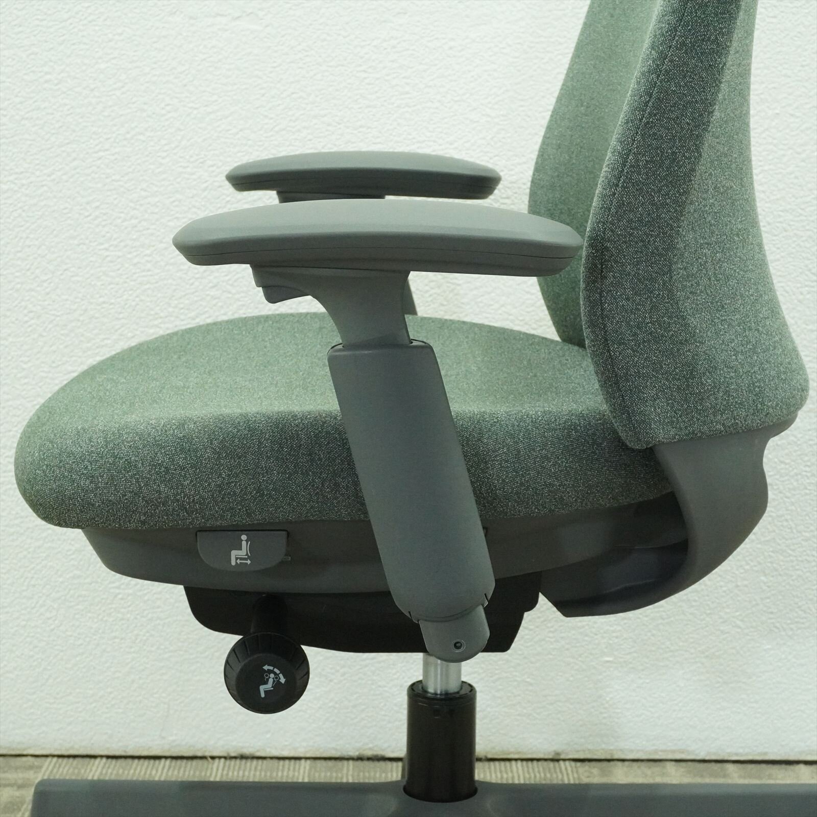 オカムラ ポータム 可動肘 ハンガー付 ダークグリーン 特価品