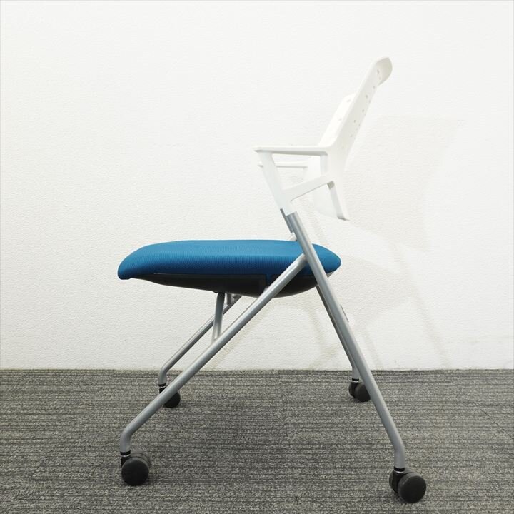 コクヨ ピエガ ミーティングチェア 肘付 シルバー塗装脚 背樹脂タイプ プルシアンブルー