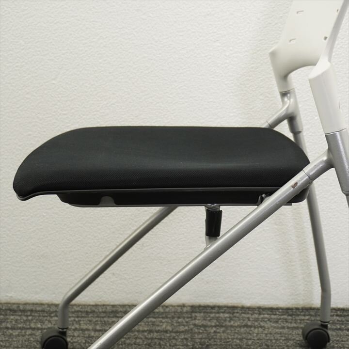 イトーキ マノス ミーティングチェア 背ヌード ホワイトシェル ブラック