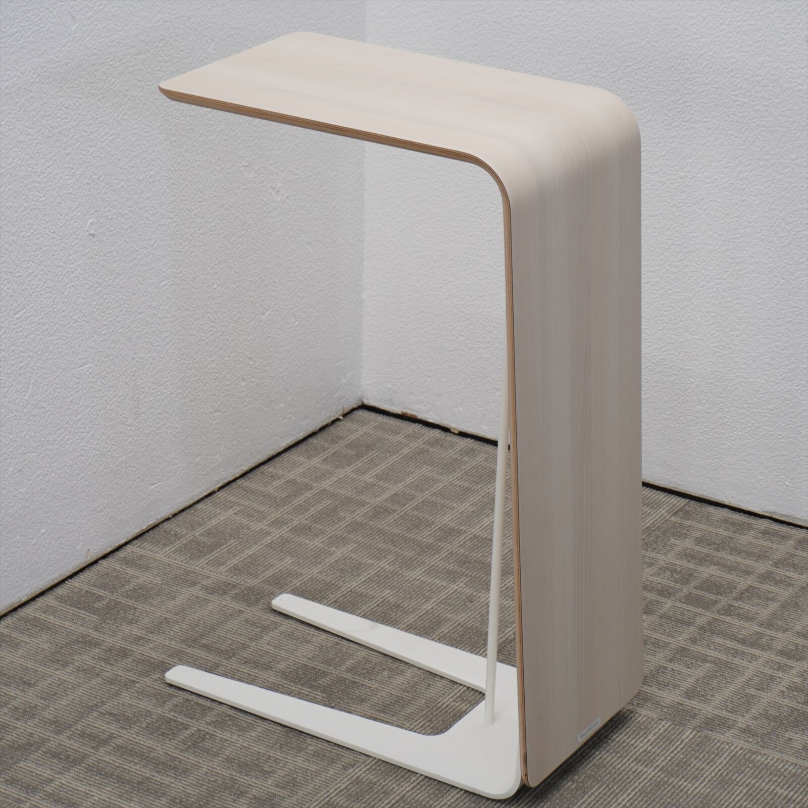 【2021年製】オカムラ アルトピアッツァ サイドテーブル W450 D250 H670 プライズウッドライト