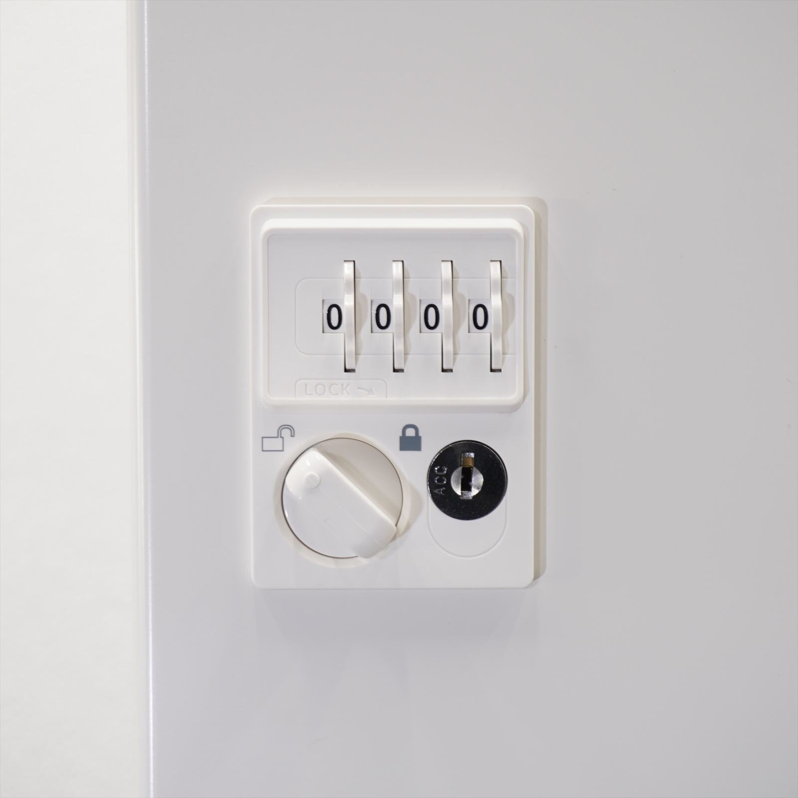 イトーキ M型 ダイヤル式4人用モバイルロッカー W900 D515 H1800