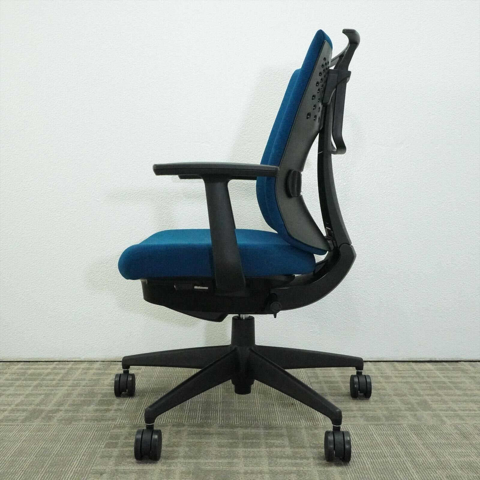 コクヨ ウィザード４ 固定肘 ハンガー付 プルシアンブルー