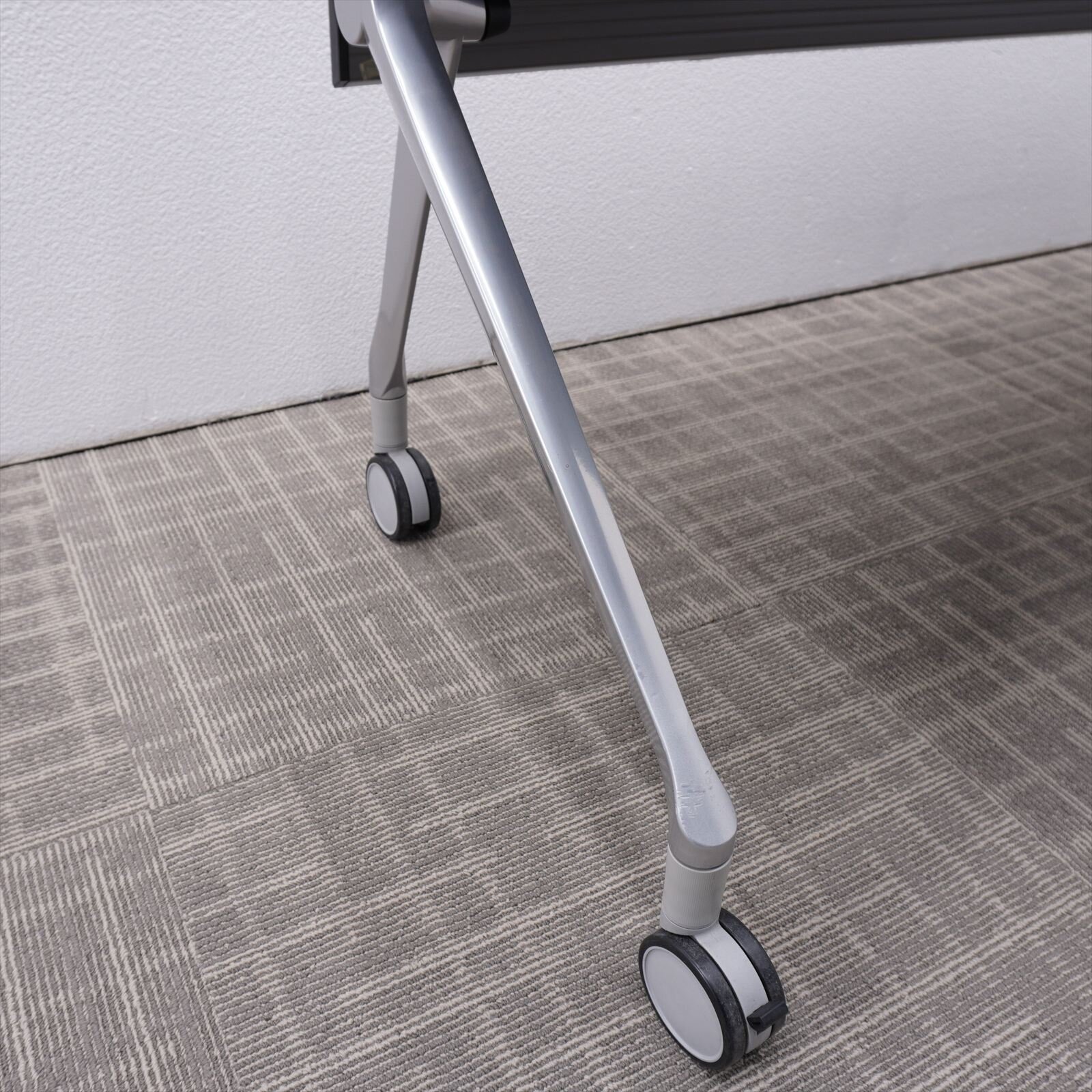 オカムラ インターアクトNT フラップテーブル 1560 幕板付 棚板付 配線ダクト無し ライトプレーン