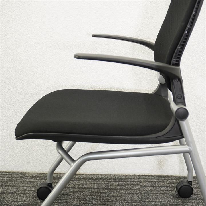 オカムラ グラータ ミーティングチェア 肘付 背パッド付 ブラック