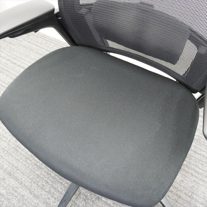 オカムラ フィノラ 可動肘 ブラック