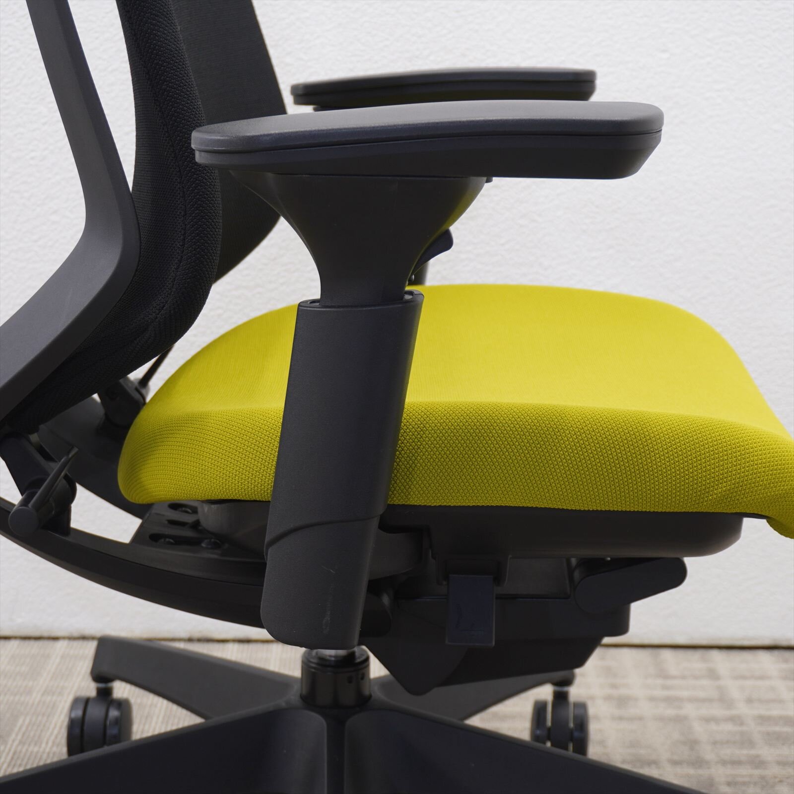 コクヨ デュオラ 可動肘 ハイバック 背クッション グリーン 特価品