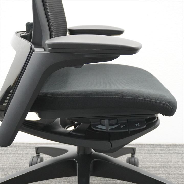 オカムラ フィノラ 可動肘 ブラック