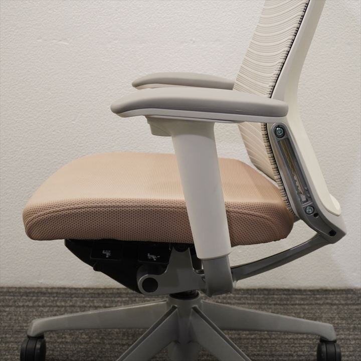 オカムラ コーラル 可動肘 ハイバック ベージュ 特価品