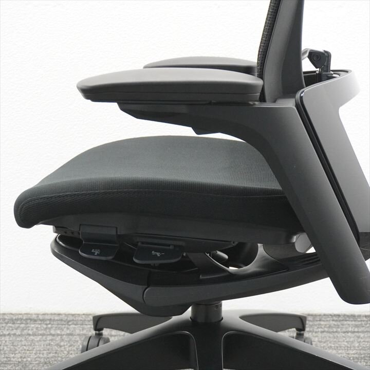 オカムラ フィノラ 可動肘 ブラック