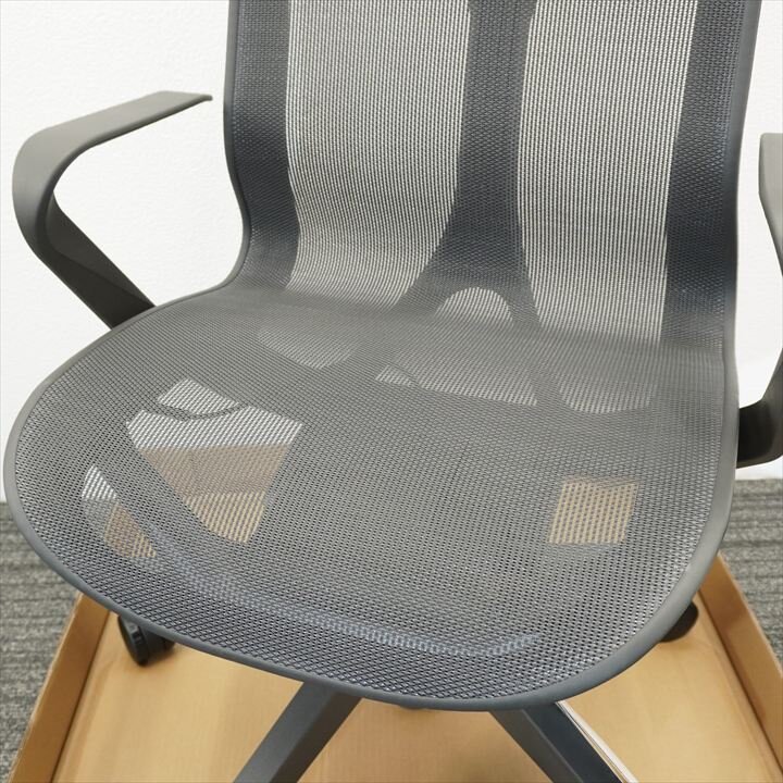 【新品／ハーマンミラー／2023年9月製造】ハーマンミラー コズムチェア 肘付 アジアチルト グラファイト