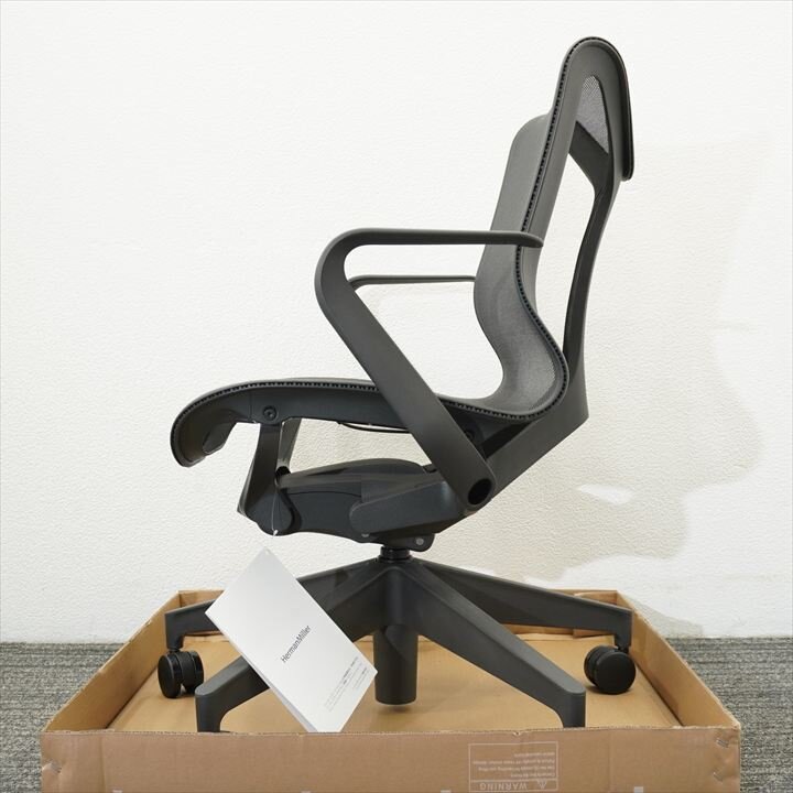【新品／ハーマンミラー／2023年9月製造】ハーマンミラー コズムチェア 肘付 アジアチルト グラファイト