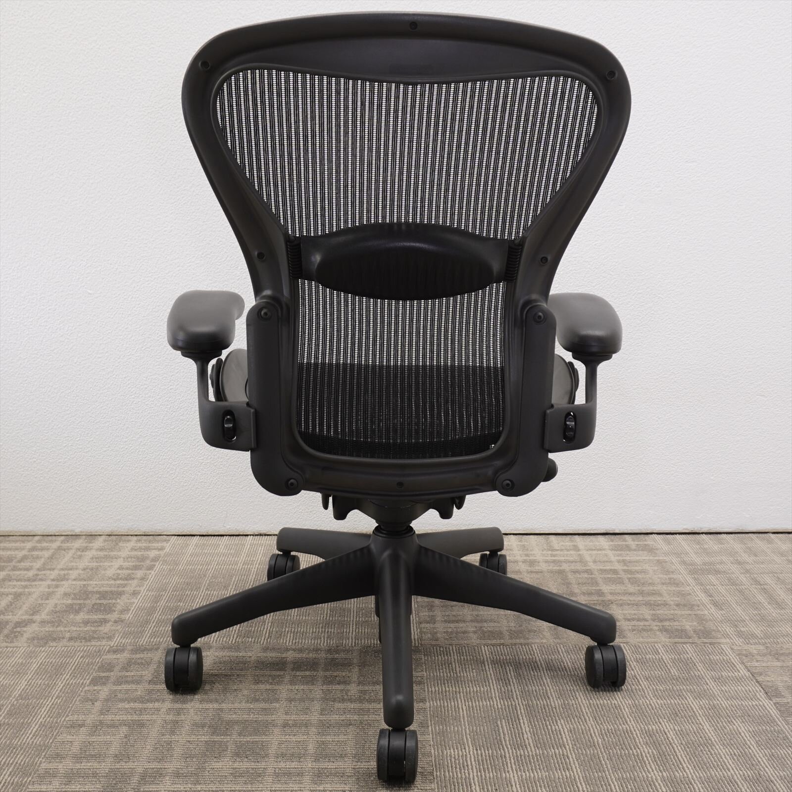 ハーマンミラー アーロンチェア 可動肘 ランバーサポート フル装備 Bサイズ グラファイト 特価品（１）