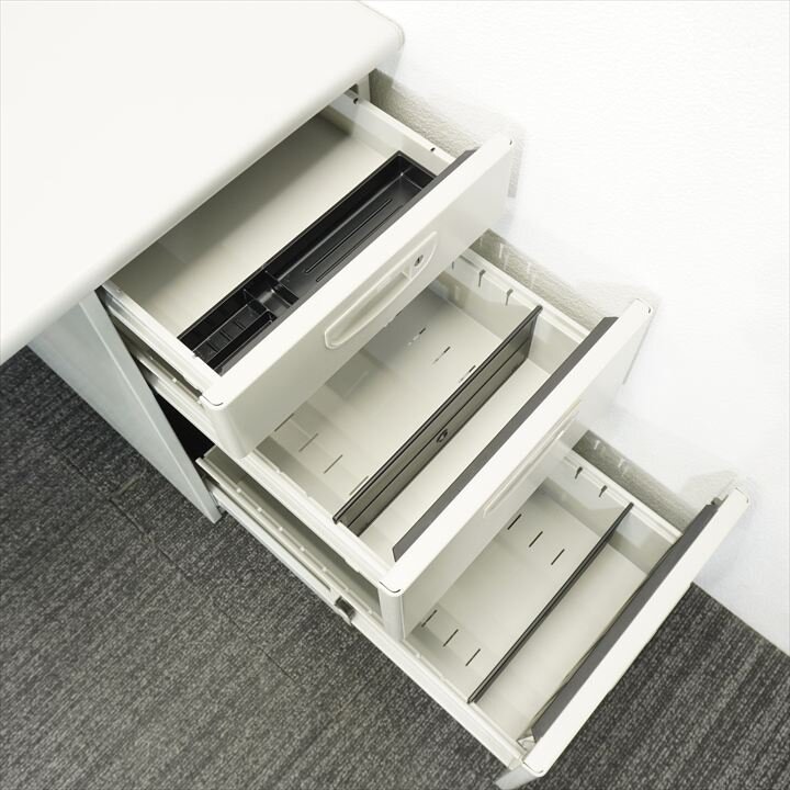 ナイキ 片袖机 107