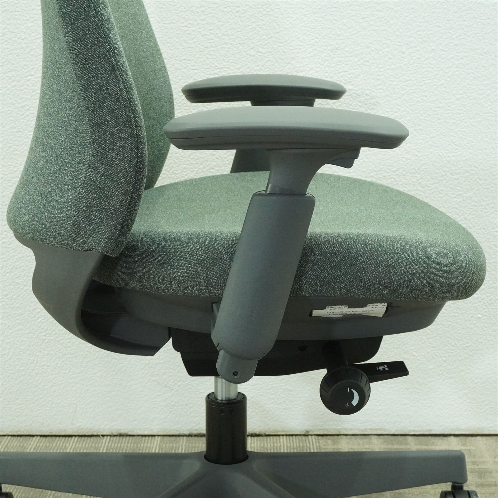 オカムラ ポータム 可動肘 ハンガー付 ダークグリーン 特価品