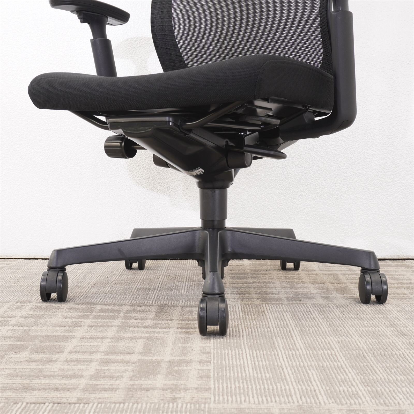 オカムラ エスクード ハイバック 可動肘 ブラック