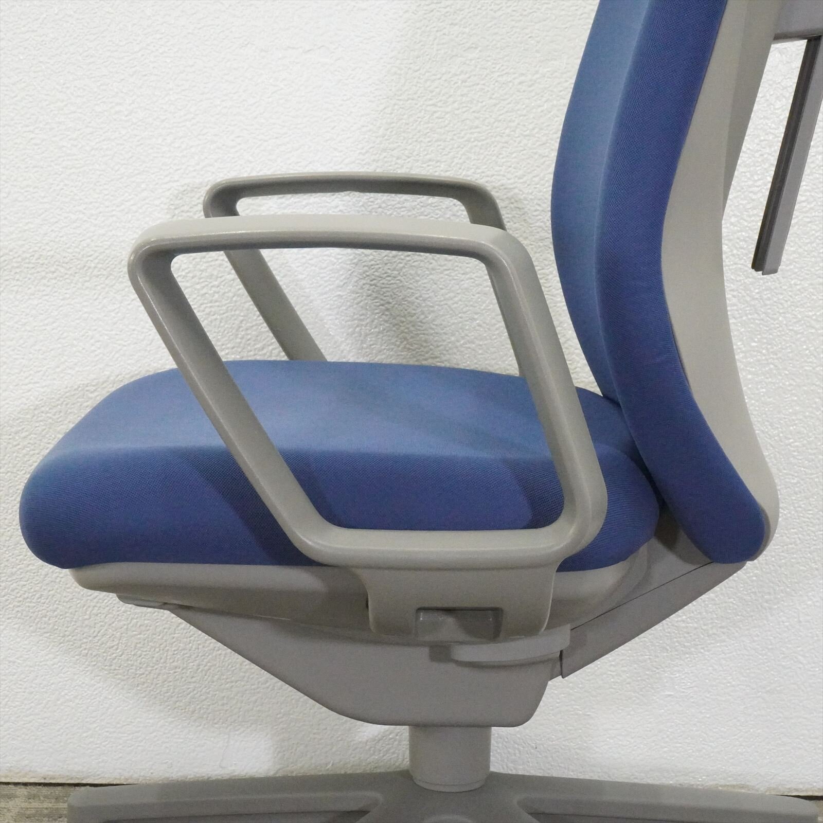 コクヨ セディスタ 固定肘 ハンガー付 ハイバック ブルー