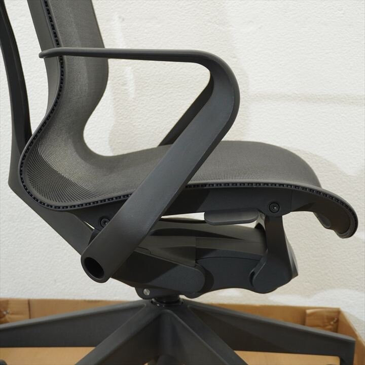 【新品／ハーマンミラー／2023年9月製造】ハーマンミラー コズムチェア 肘付 アジアチルト グラファイト