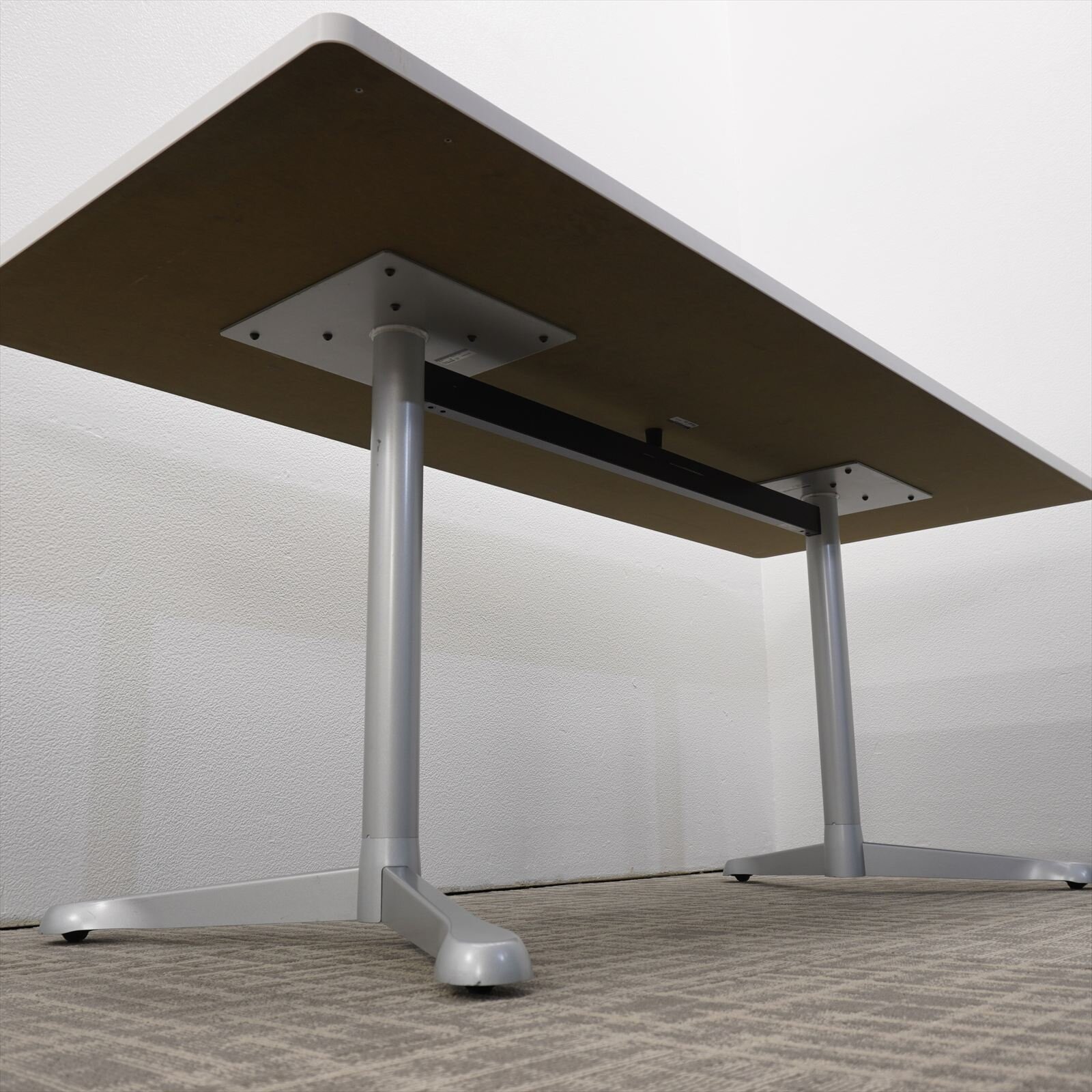 オカムラ アクティアフェロー ミーティングテーブル キャスター脚 1875 ホワイト