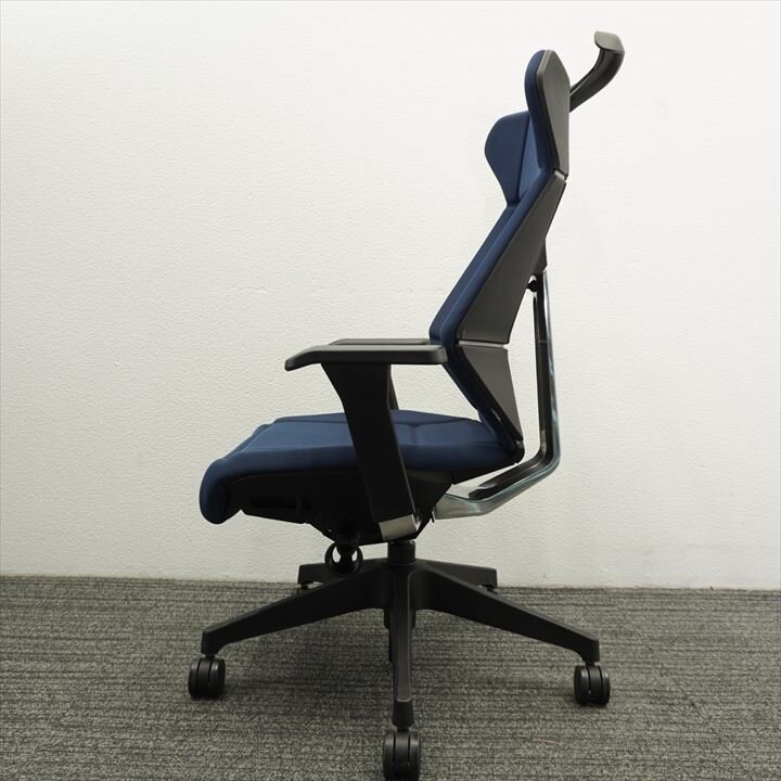 イトーキ フリップフラップ 可動肘 ハイバック ハンガー付 ネイビーブルー 特価品