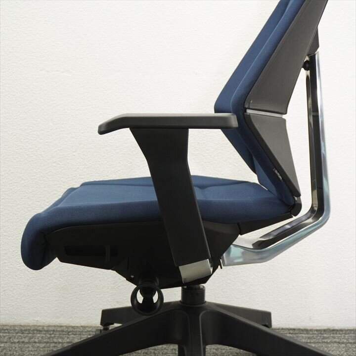 イトーキ フリップフラップ 可動肘 ハイバック ハンガー付 ネイビーブルー 特価品