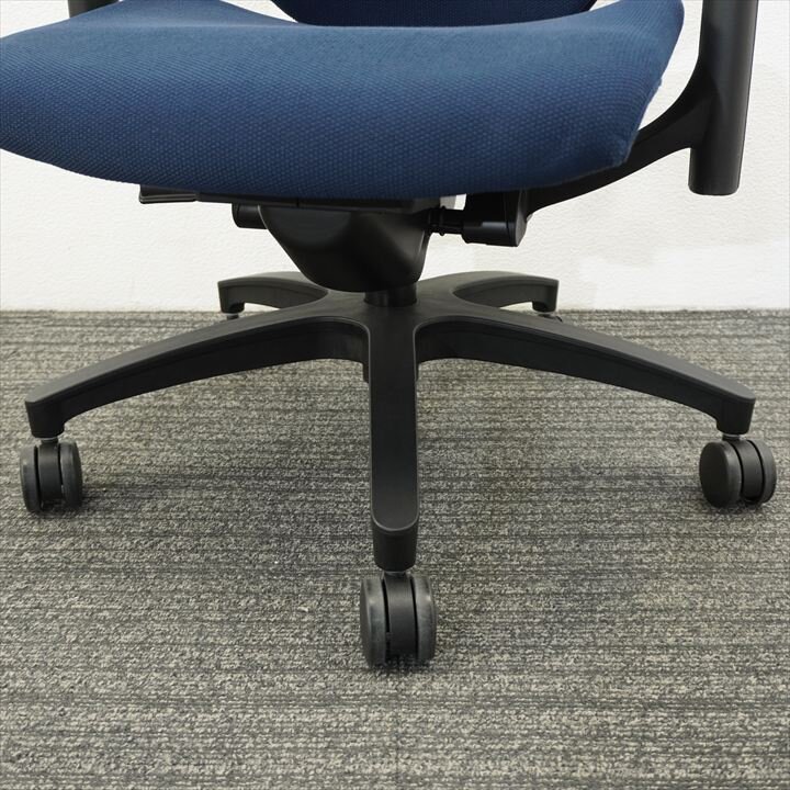 【2018年製】イトーキ エフチェア 可動肘 ハイバック クロスバック ハンガー付 ブラックシェル ネイビーブルー