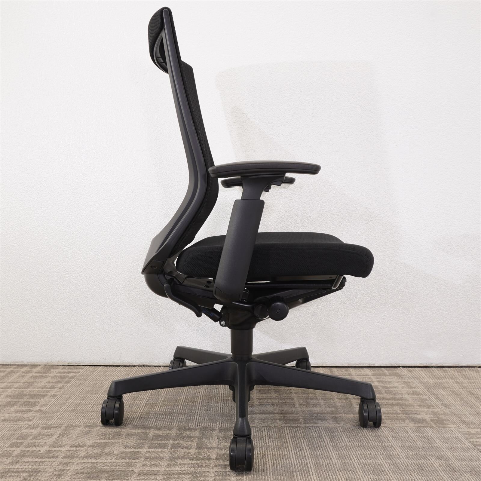 オカムラ エスクード ハイバック 可動肘 ブラック 特価品