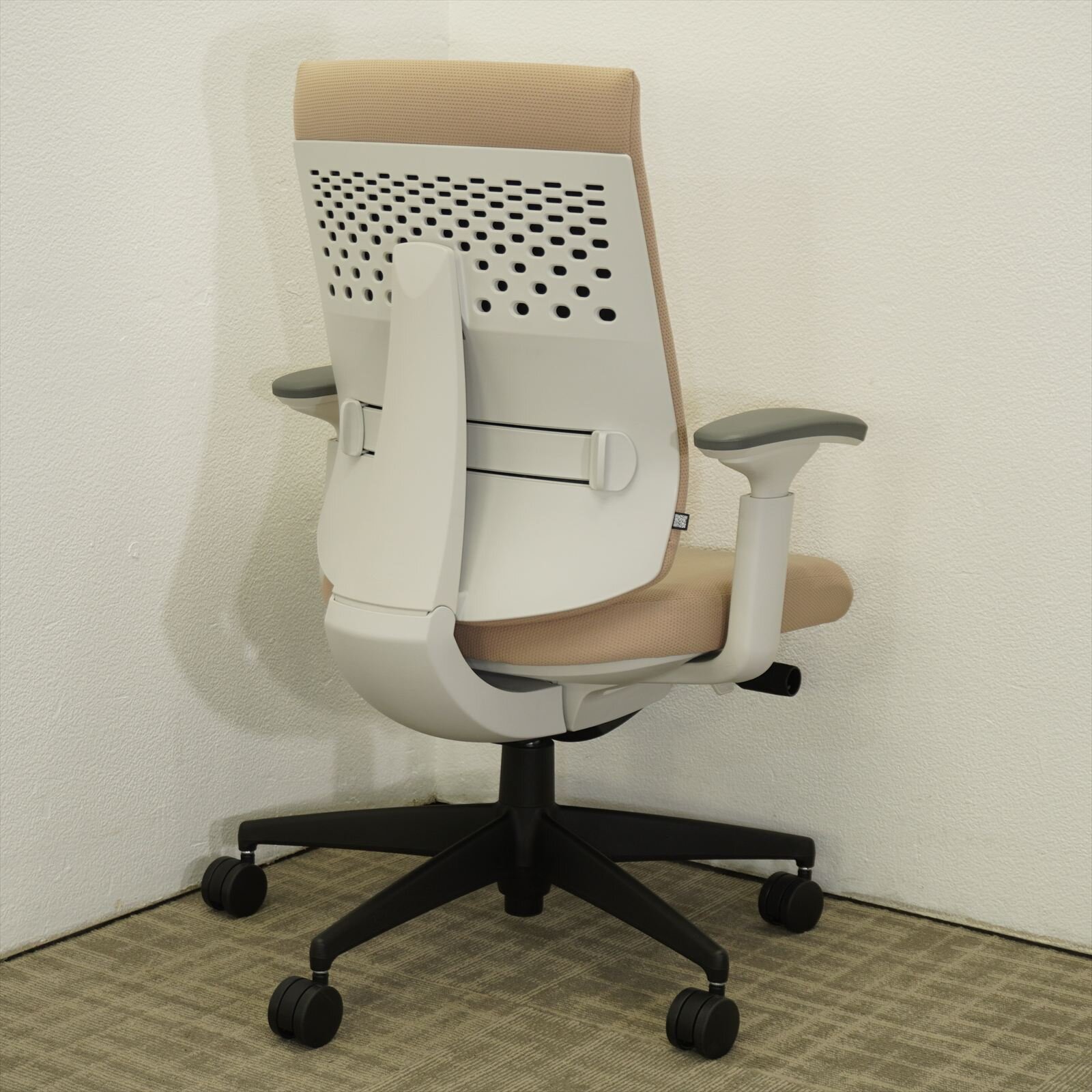 コクヨ ウィザード４ 可動肘 ハイバック ベージュ