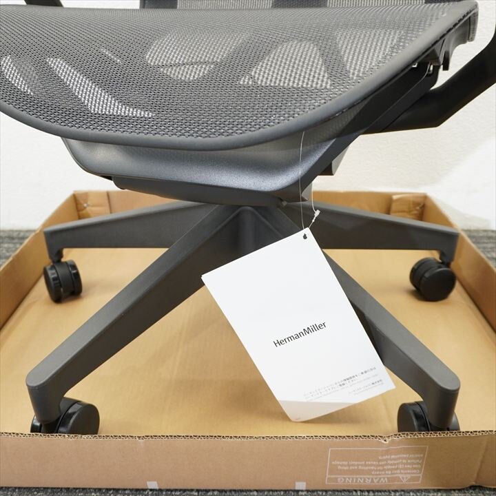 【新品／ハーマンミラー／2023年9月製造】ハーマンミラー コズムチェア 肘付 アジアチルト グラファイト