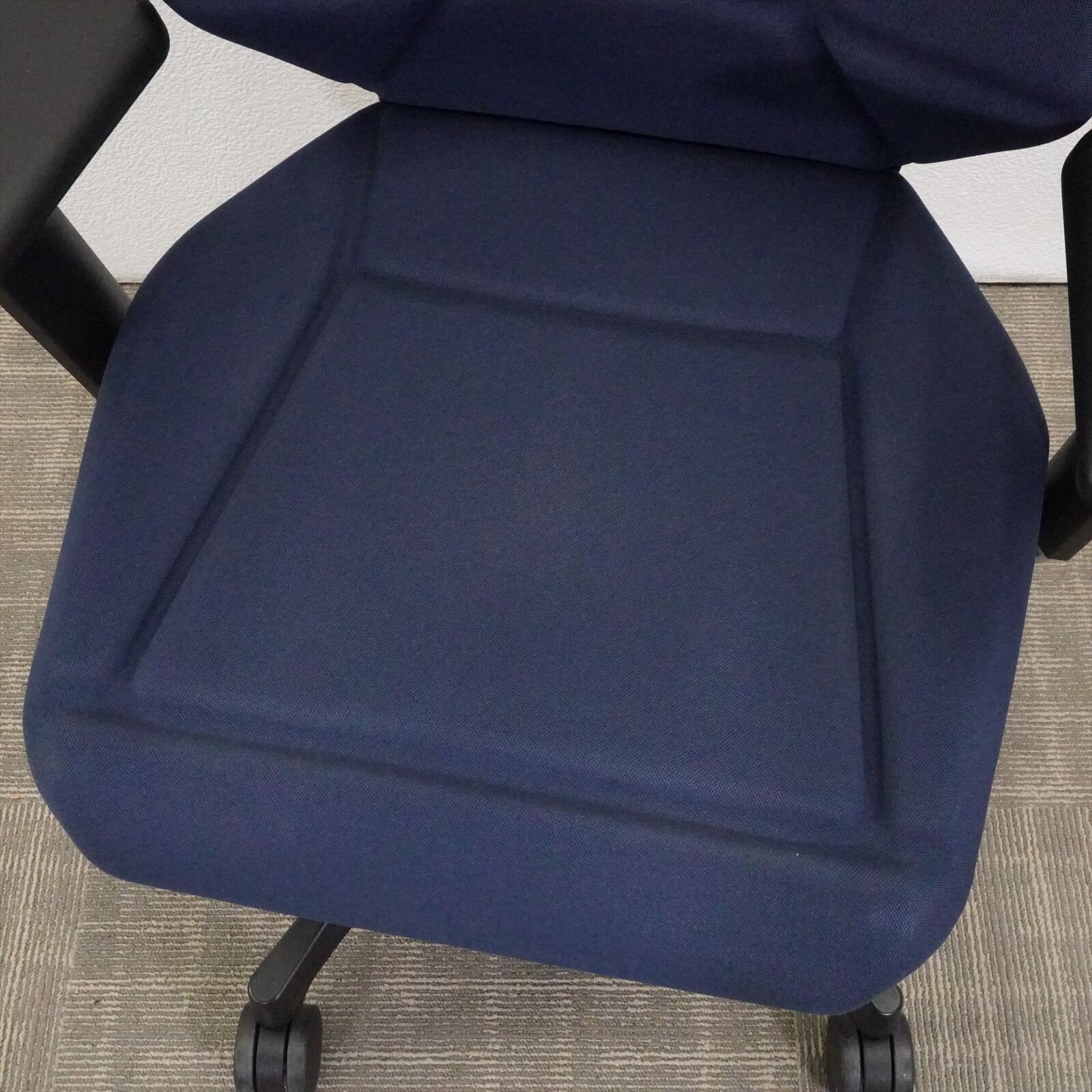 イトーキ フリップフラップ 可動肘 ハイバック ハンガー付 ネイビーブルー 特価品（2）