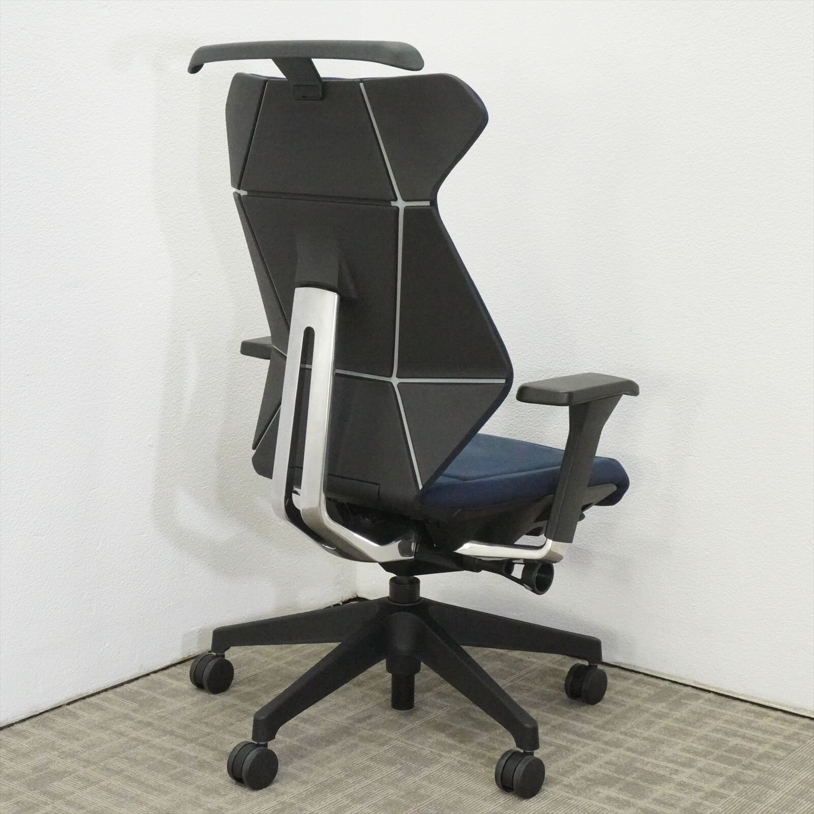 イトーキ フリップフラップ 可動肘 ハイバック ハンガー付 ネイビーブルー 特価品
