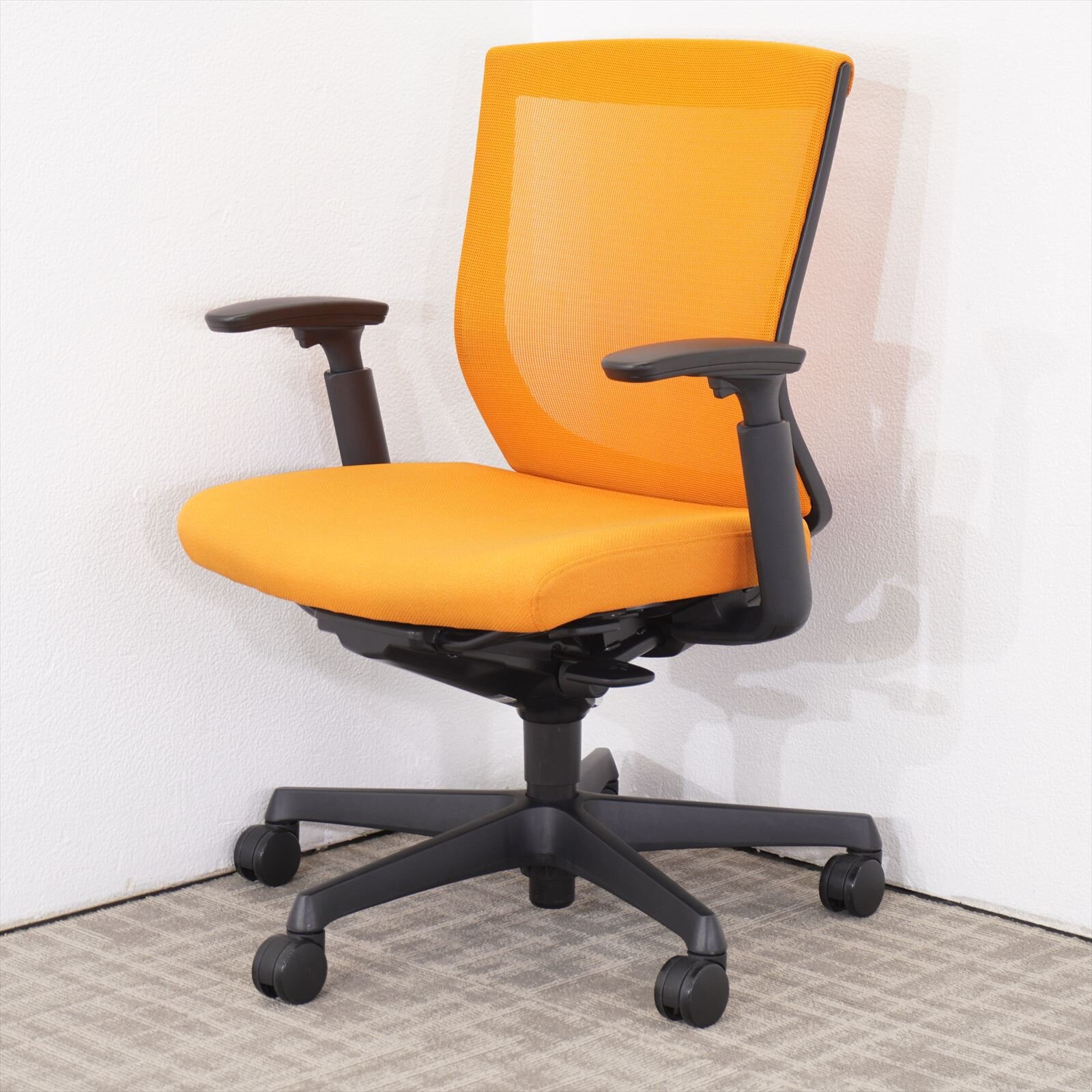 オカムラ エスクード 可動肘 アプリコット色