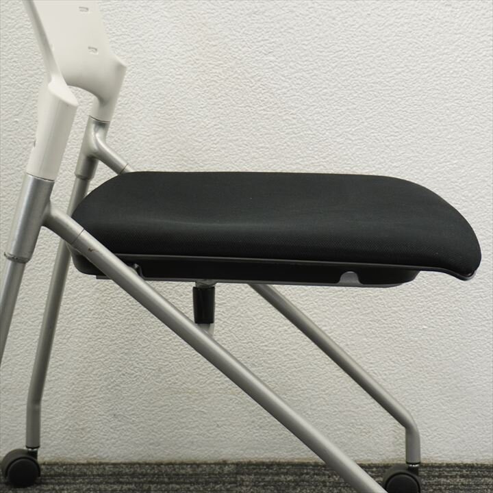 イトーキ マノス ミーティングチェア 背ヌード ホワイトシェル ブラック