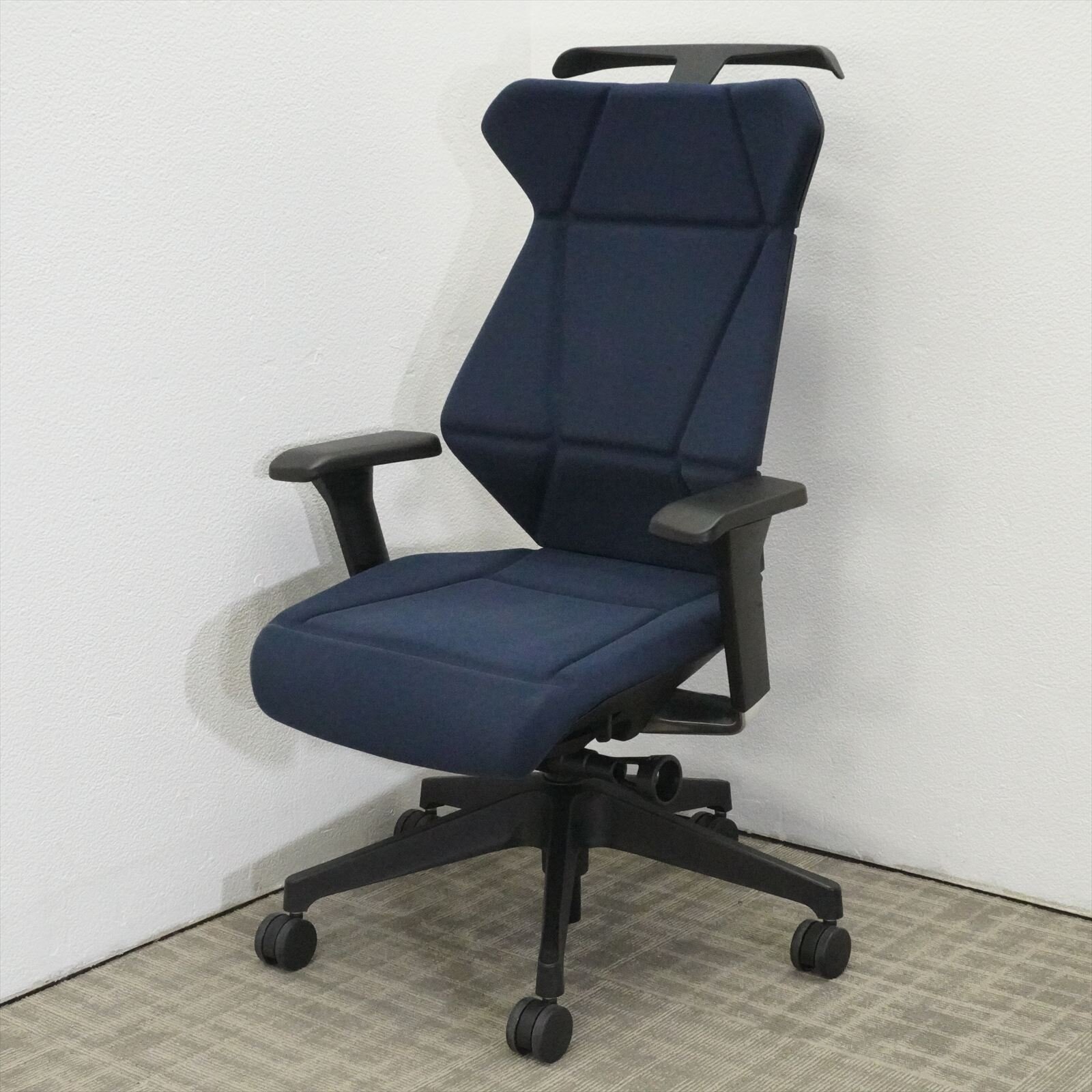 イトーキ フリップフラップ 可動肘 ハイバック ハンガー付 ネイビーブルー 特価品（2）