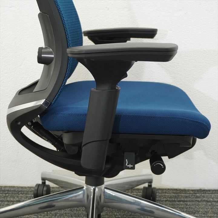 コクヨ ベゼル 可動肘 ヘッドレスト付き ブルー- 中古オフィス家具の