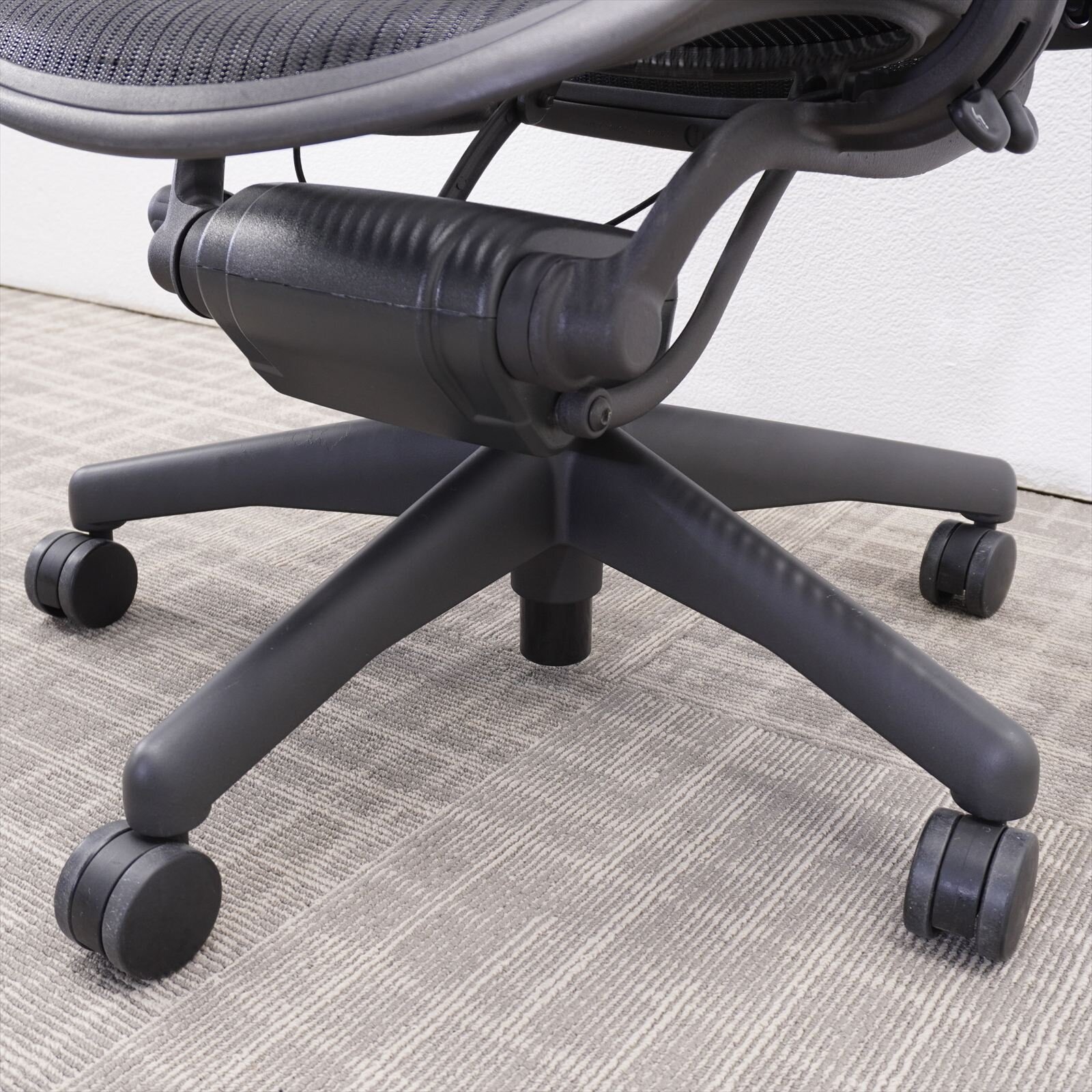 ハーマンミラー アーロンチェア 可動肘 ランバーサポート フル装備 Bサイズ グラファイト 特価品（１）