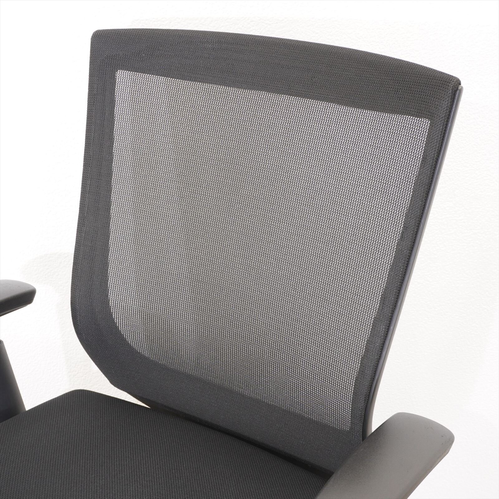 オカムラ エスクード ハイバック 可動肘 ブラック