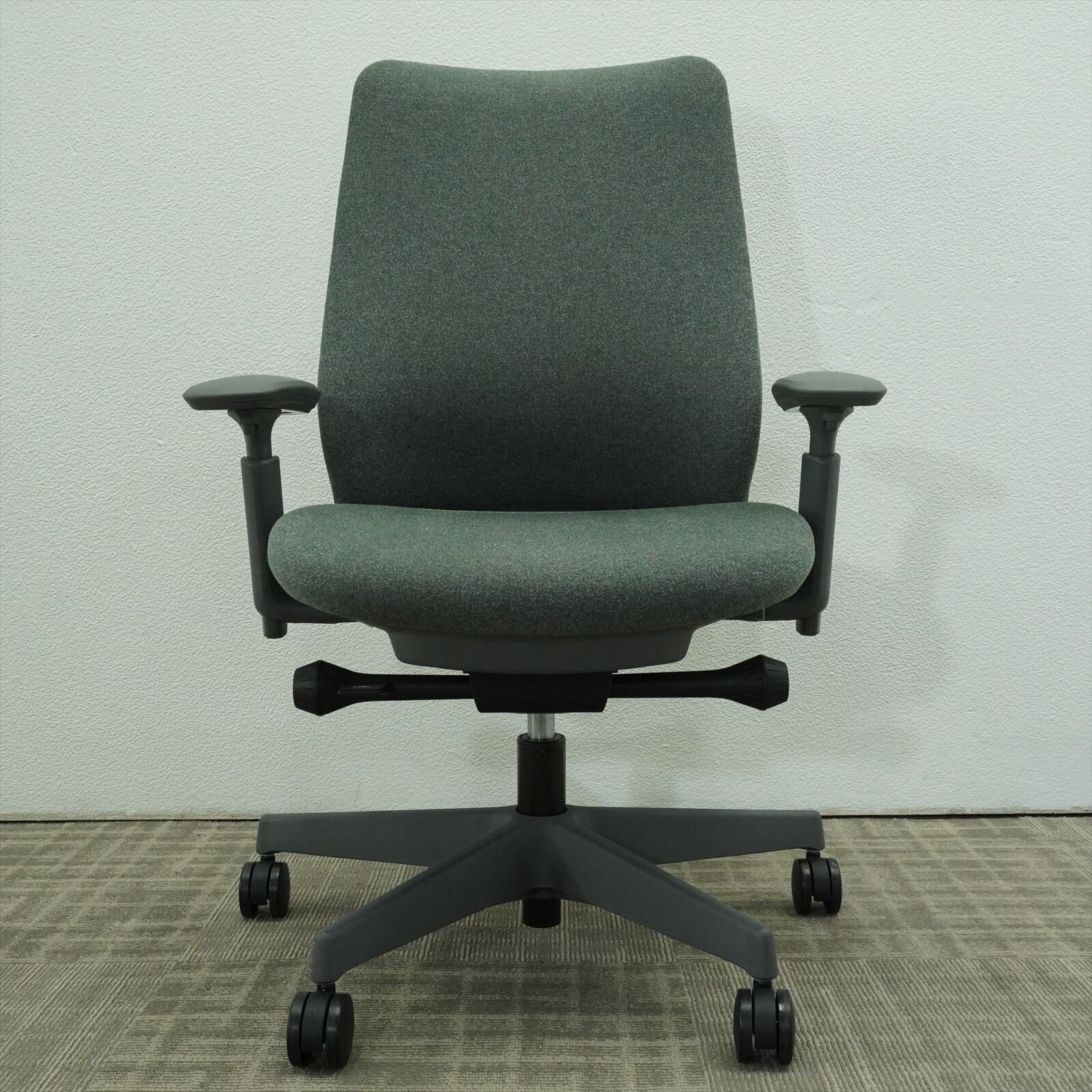 オカムラ ポータム 可動肘 ハンガー付 ダークグリーン 特価品