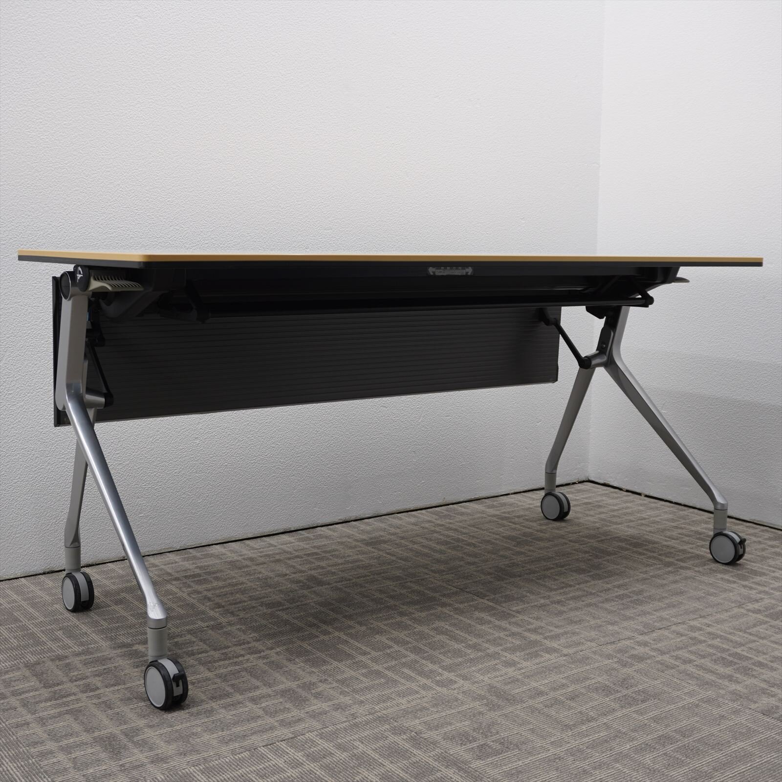 オカムラ インターアクトNT フラップテーブル 1560 幕板付 棚板付 配線ダクト無し ライトプレーン