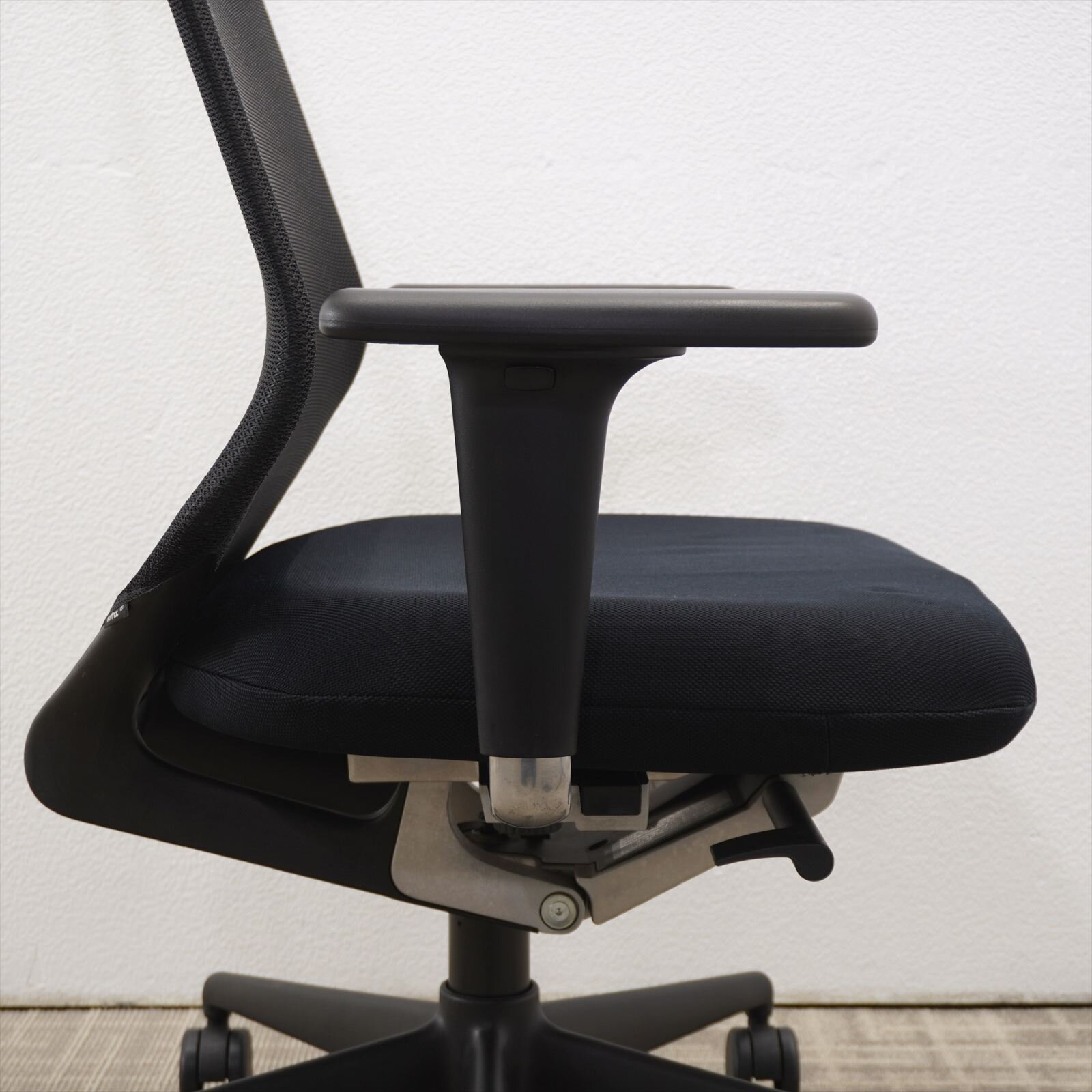 ヴィトラ メダプロ 可動肘 ハンガー付 ブラック