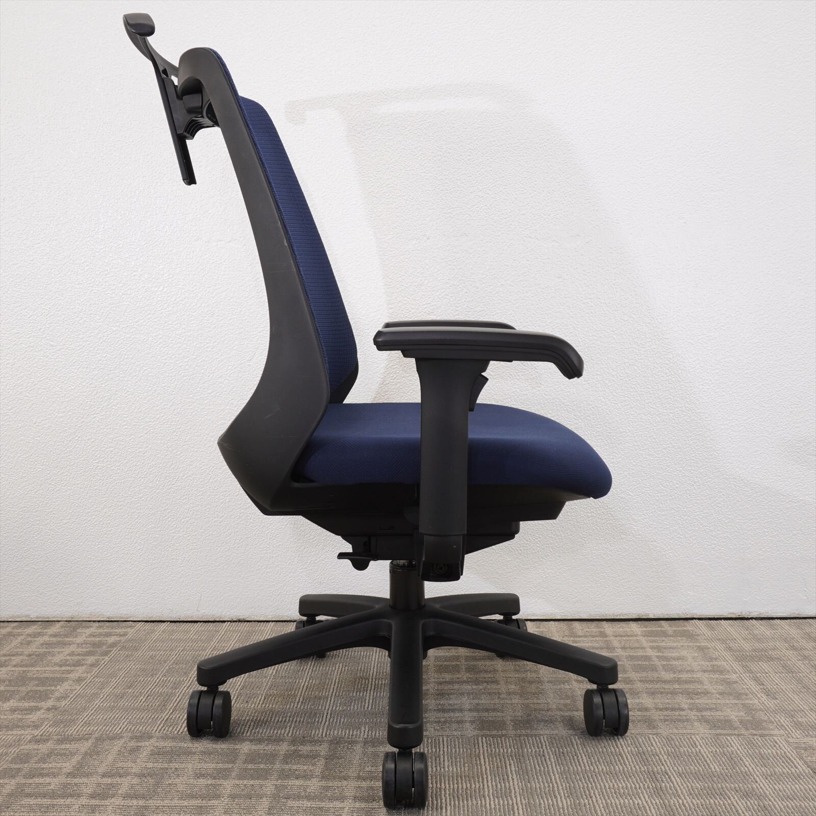 イトーキ ノナチェア 可動肘 ハンガー付 ネイビーブルー