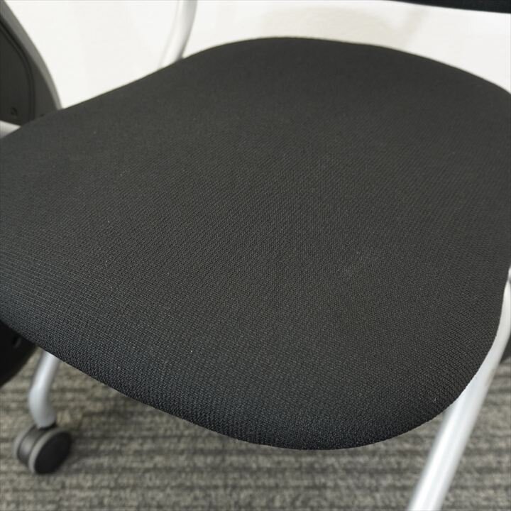 オカムラ トーションライン メモ台付ミーティングチェアー ブラック